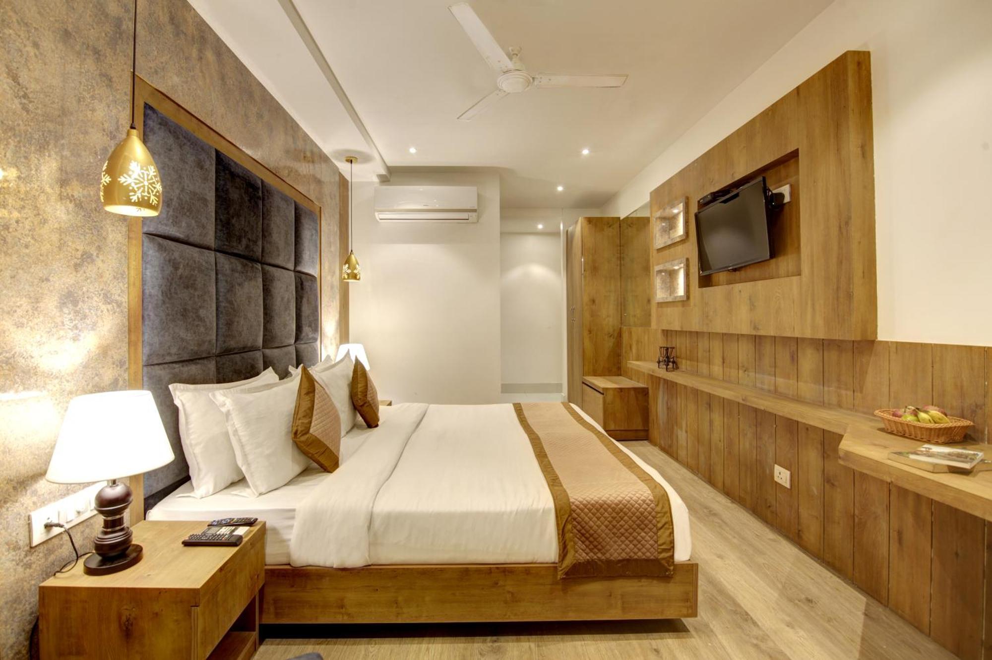 Hotel Town Grand Patel Nagar ニューデリー エクステリア 写真