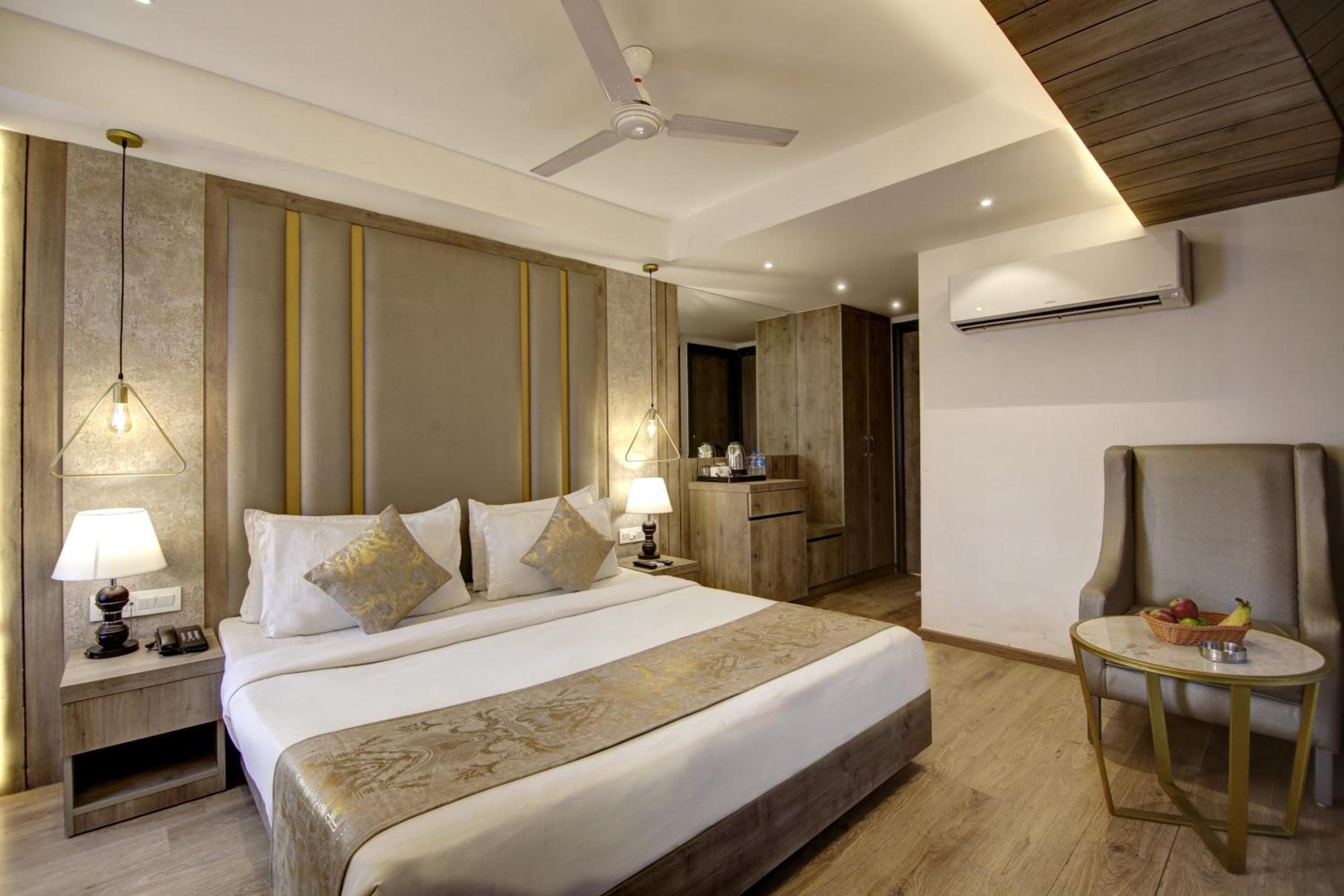 Hotel Town Grand Patel Nagar ニューデリー エクステリア 写真