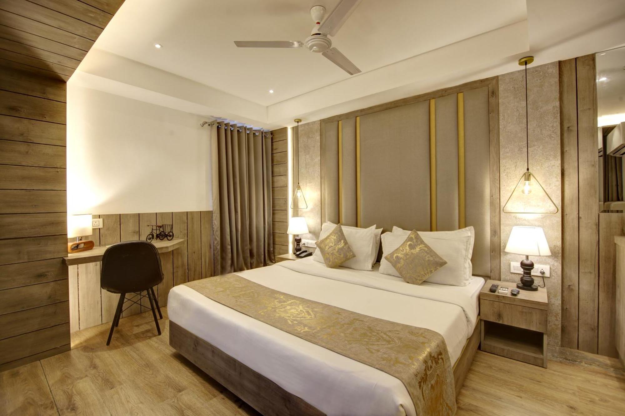Hotel Town Grand Patel Nagar ニューデリー エクステリア 写真
