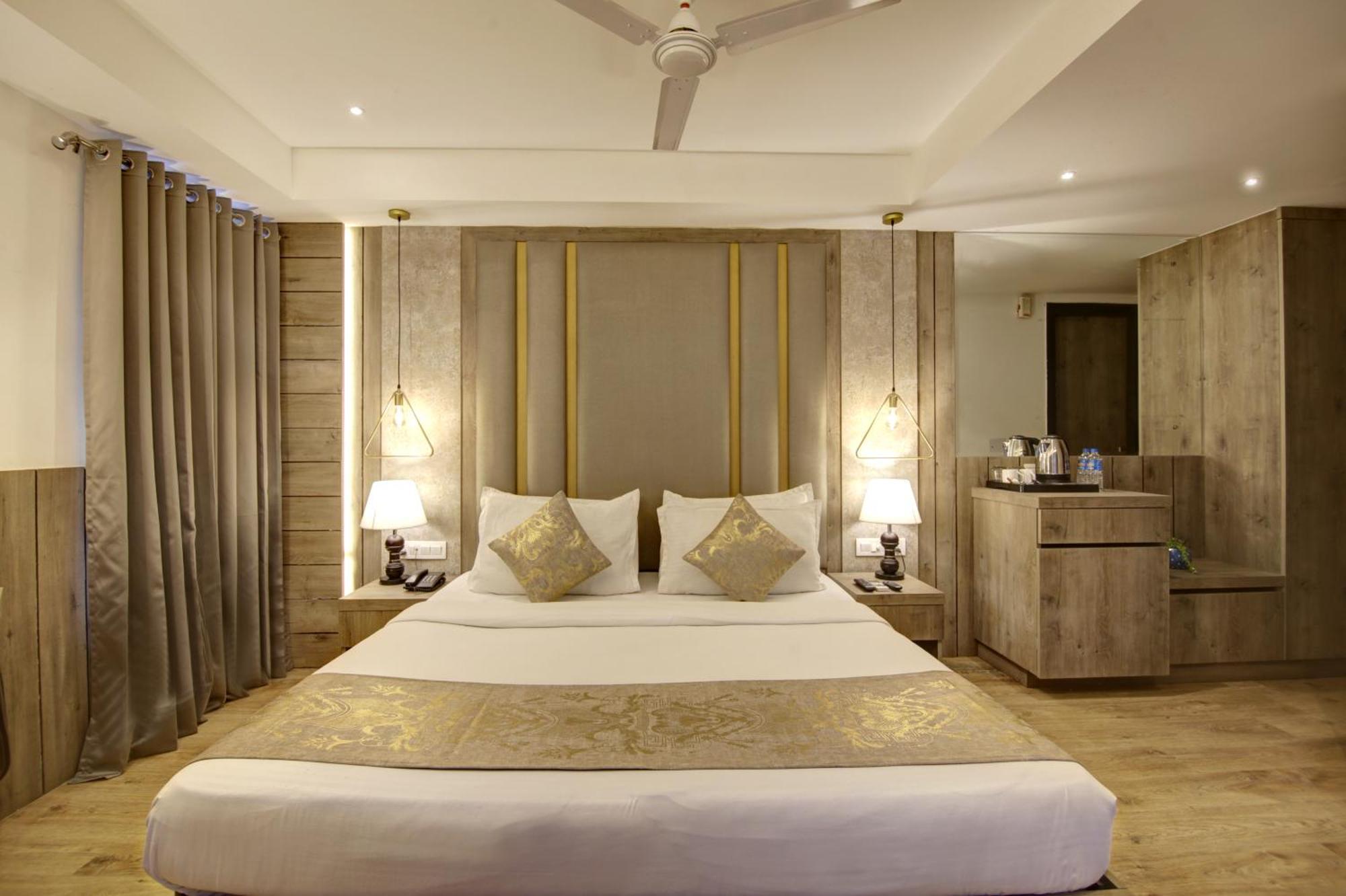 Hotel Town Grand Patel Nagar ニューデリー エクステリア 写真