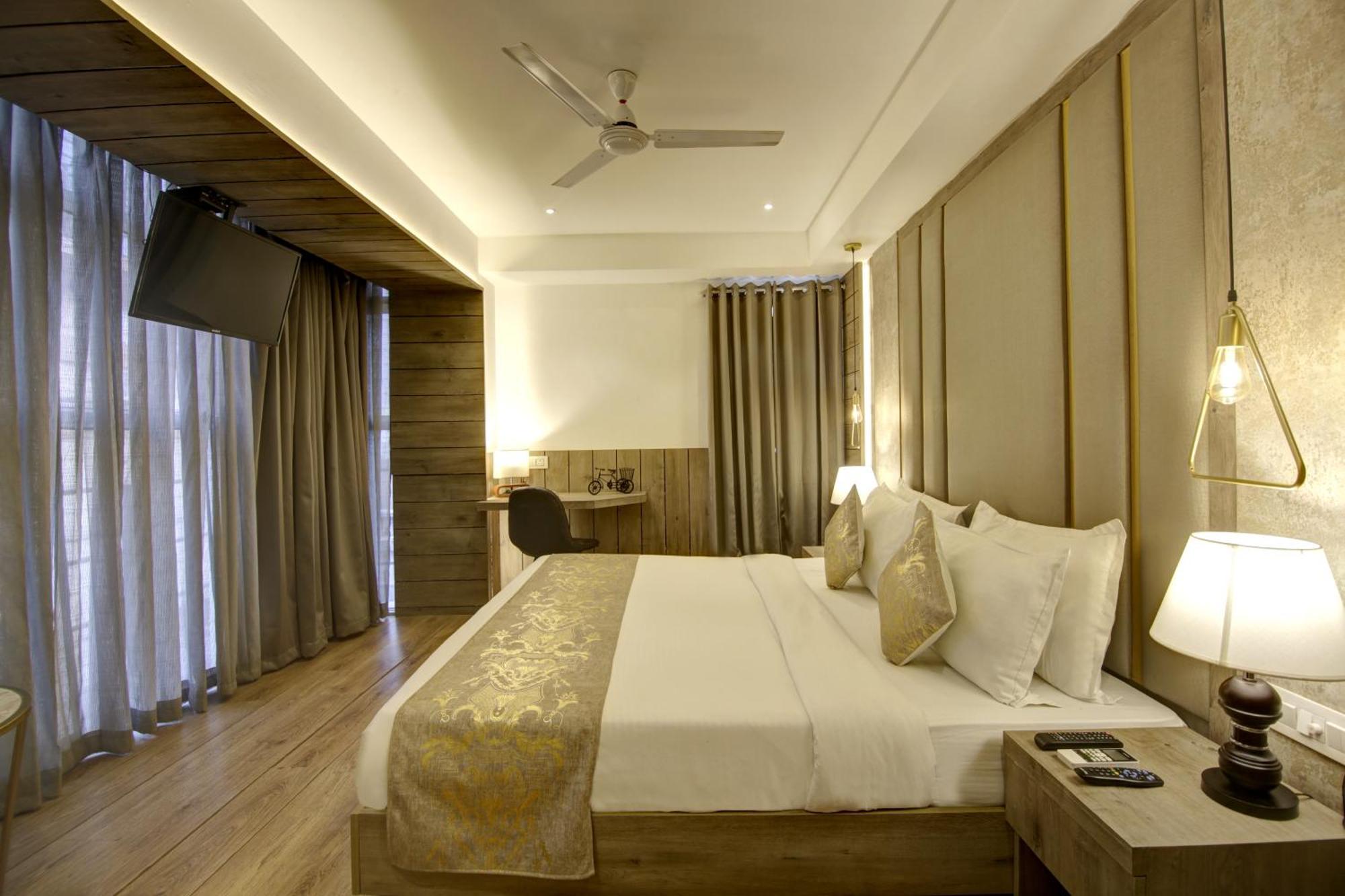 Hotel Town Grand Patel Nagar ニューデリー エクステリア 写真