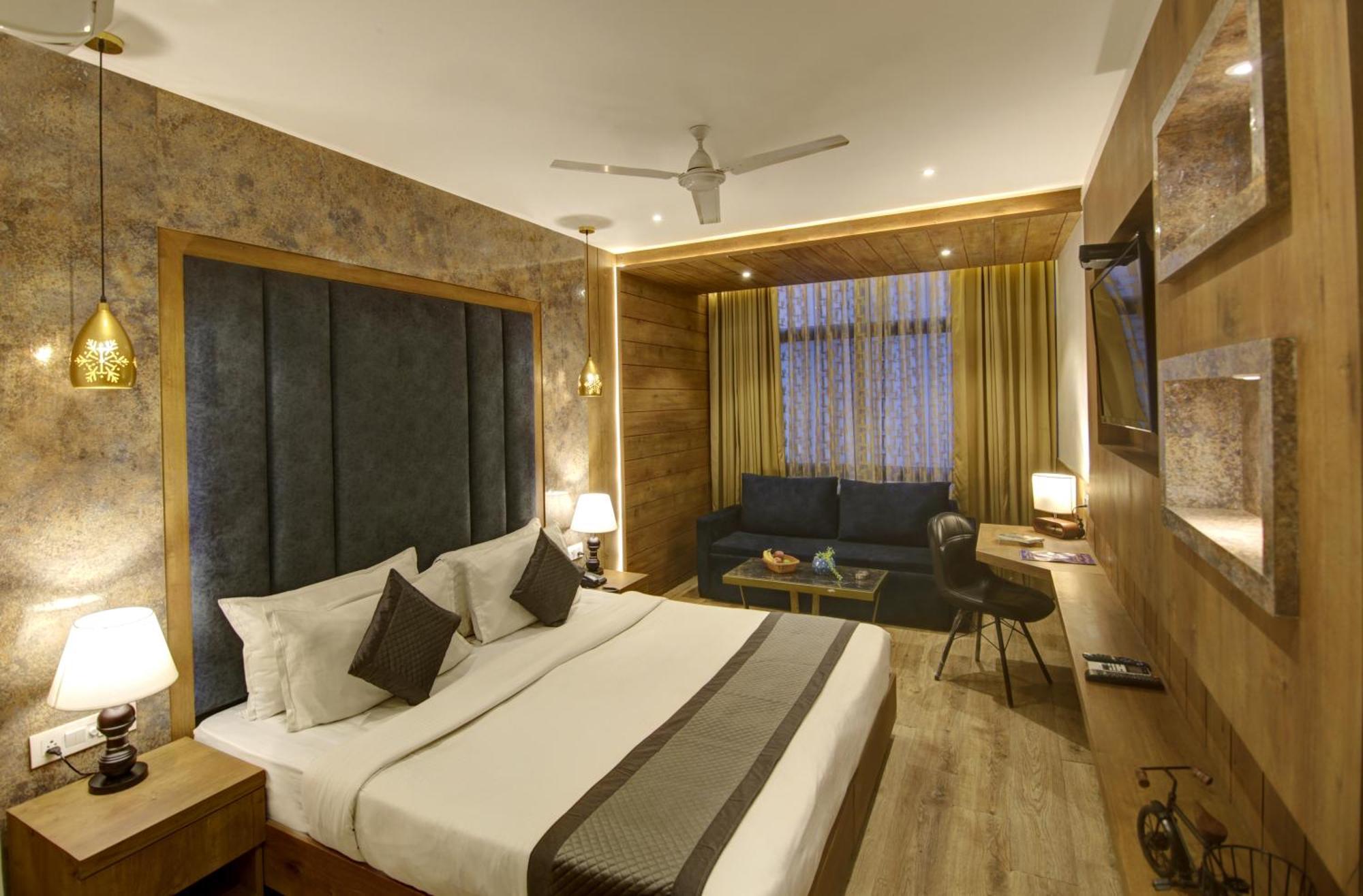 Hotel Town Grand Patel Nagar ニューデリー エクステリア 写真