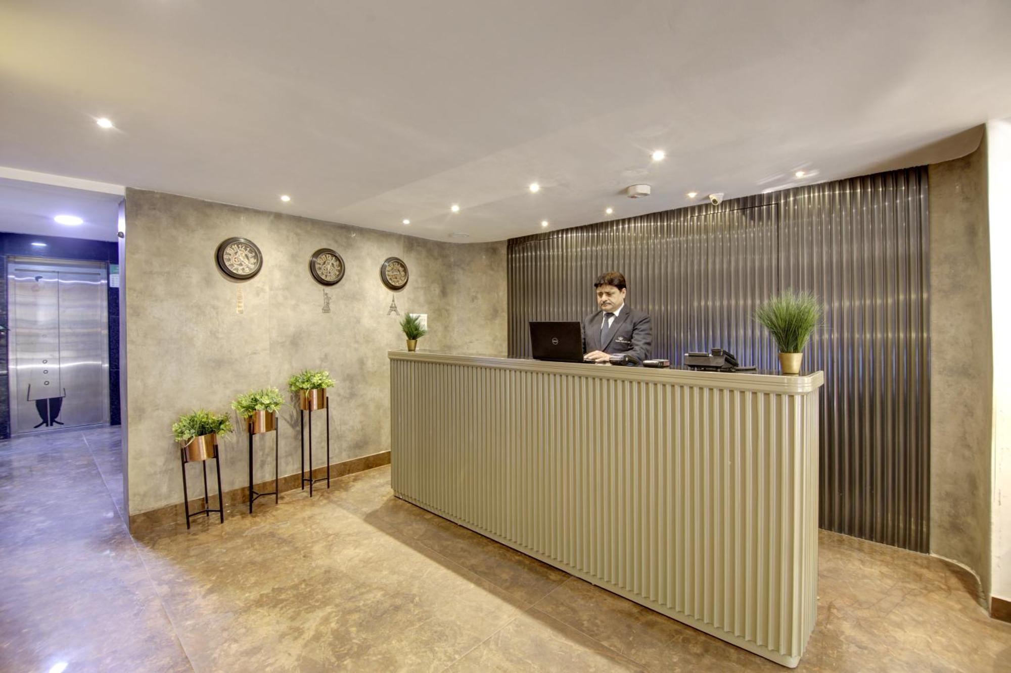Hotel Town Grand Patel Nagar ニューデリー エクステリア 写真